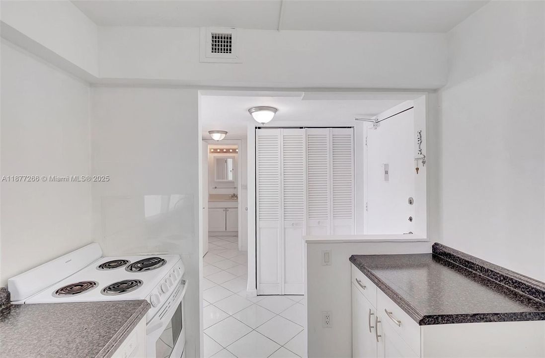 For Sale: $399,000 (1 beds, 1 baths, 656 Square Feet)