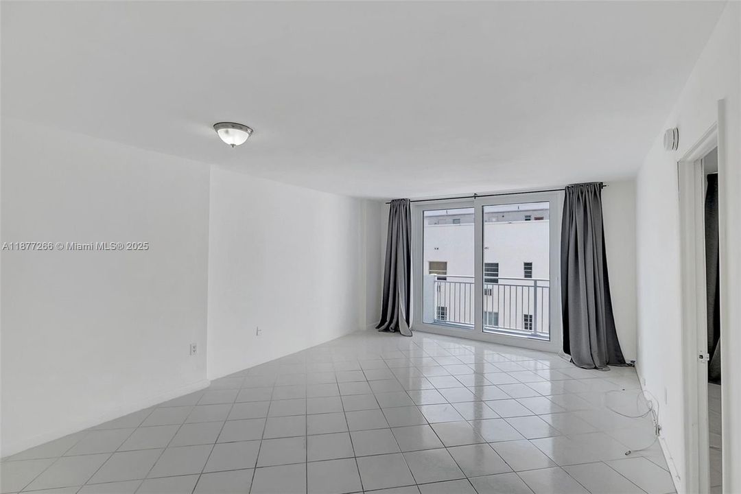 For Sale: $399,000 (1 beds, 1 baths, 656 Square Feet)