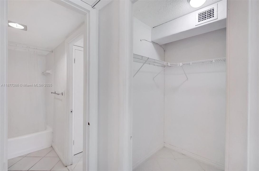 For Sale: $399,000 (1 beds, 1 baths, 656 Square Feet)