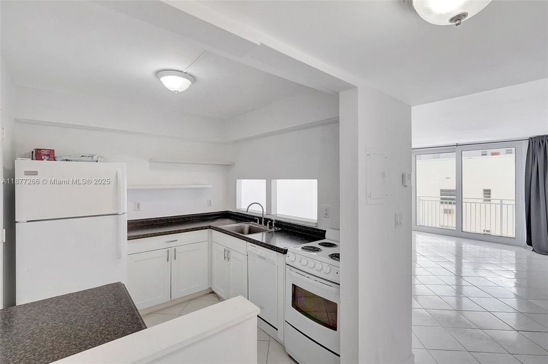 For Sale: $399,000 (1 beds, 1 baths, 656 Square Feet)