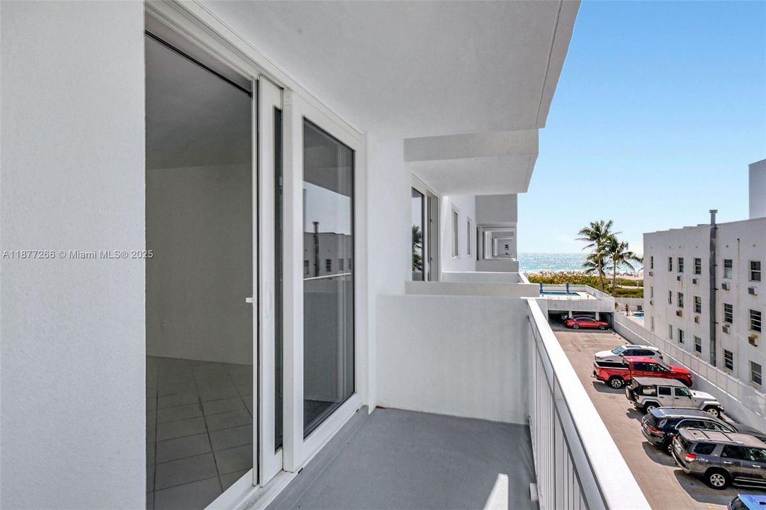 For Sale: $399,000 (1 beds, 1 baths, 656 Square Feet)