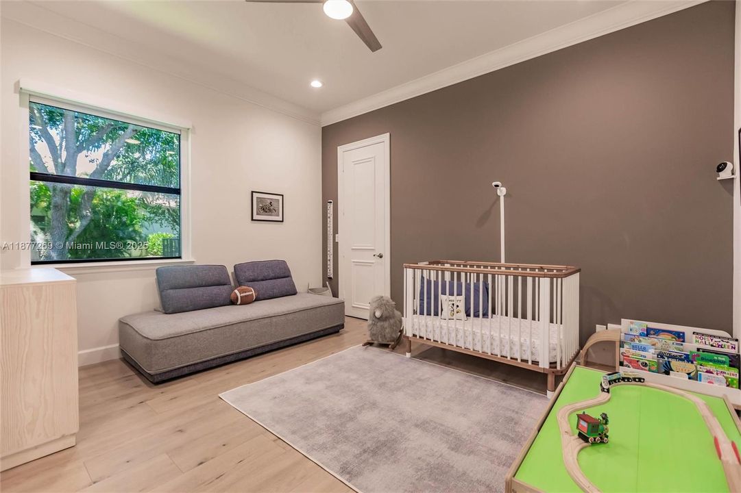 For Sale: $2,295,000 (5 beds, 4 baths, 3910 Square Feet)