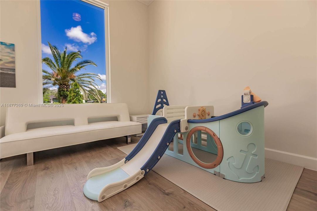 For Sale: $2,295,000 (5 beds, 4 baths, 3910 Square Feet)