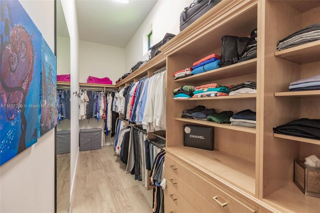 For Sale: $2,295,000 (5 beds, 4 baths, 3910 Square Feet)