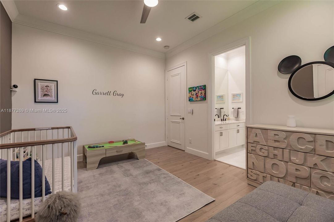 For Sale: $2,295,000 (5 beds, 4 baths, 3910 Square Feet)