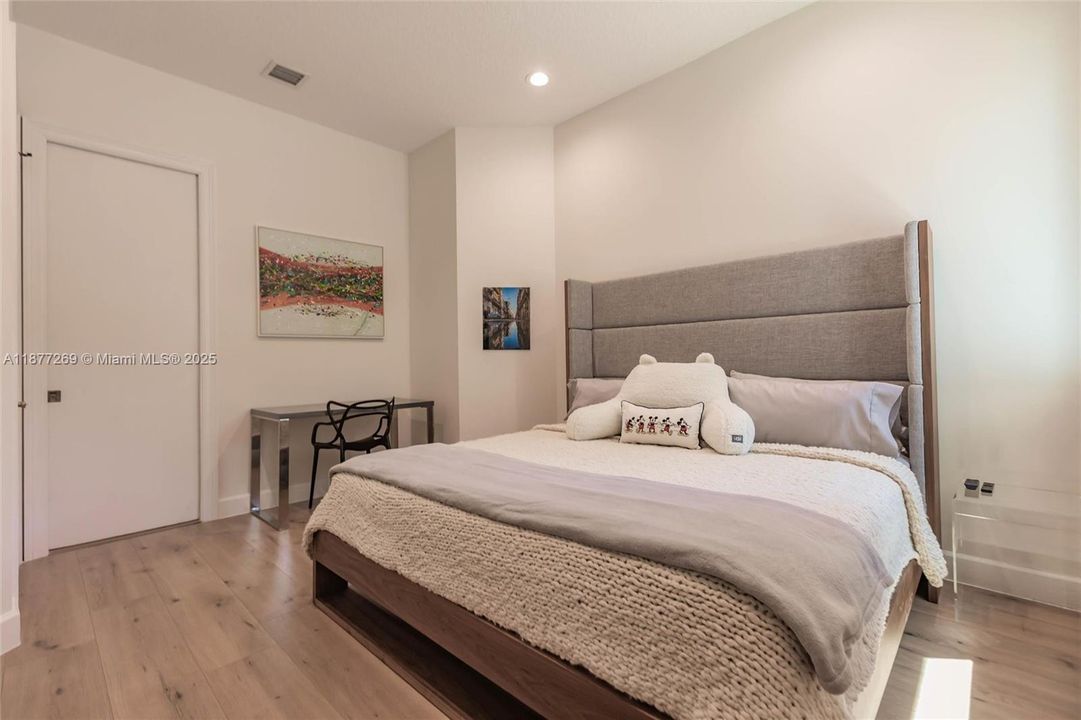 For Sale: $2,295,000 (5 beds, 4 baths, 3910 Square Feet)