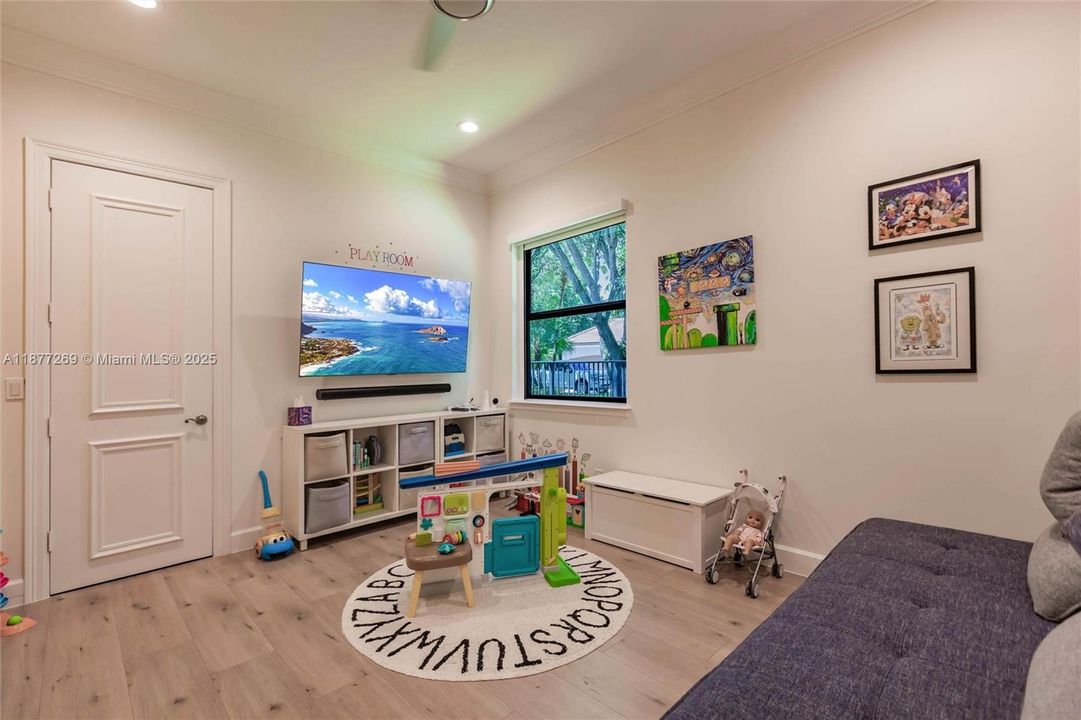 For Sale: $2,295,000 (5 beds, 4 baths, 3910 Square Feet)