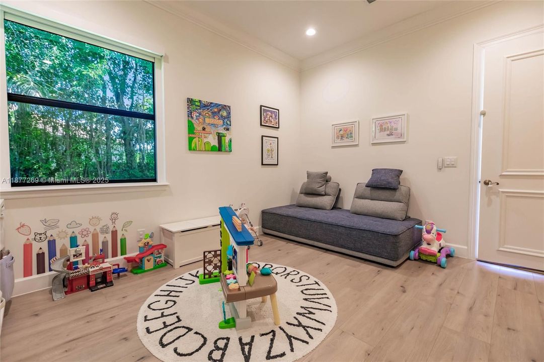 For Sale: $2,295,000 (5 beds, 4 baths, 3910 Square Feet)