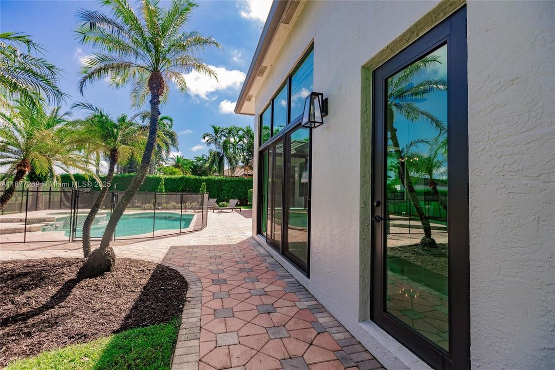 For Sale: $2,295,000 (5 beds, 4 baths, 3910 Square Feet)