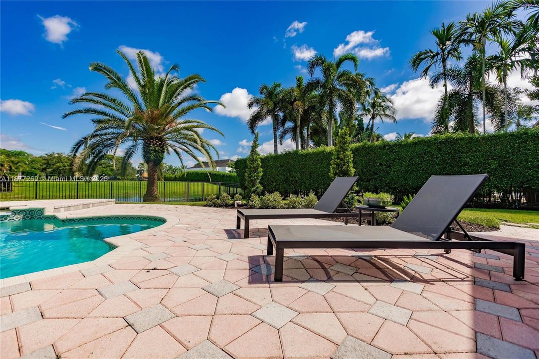 For Sale: $2,295,000 (5 beds, 4 baths, 3910 Square Feet)