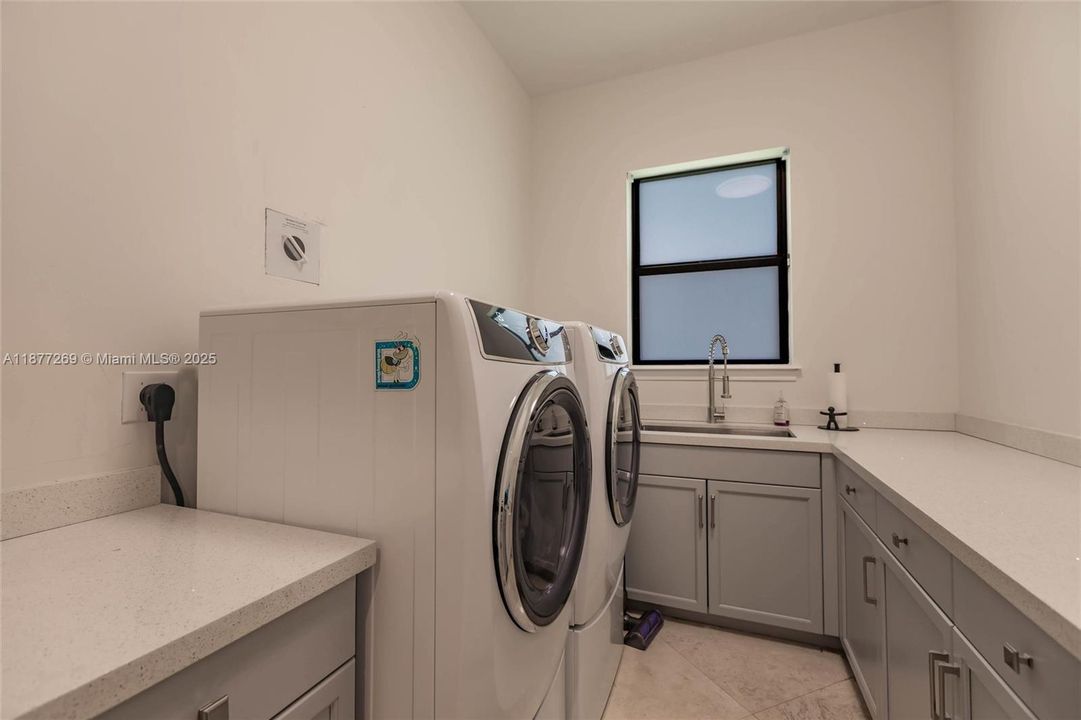 For Sale: $2,295,000 (5 beds, 4 baths, 3910 Square Feet)