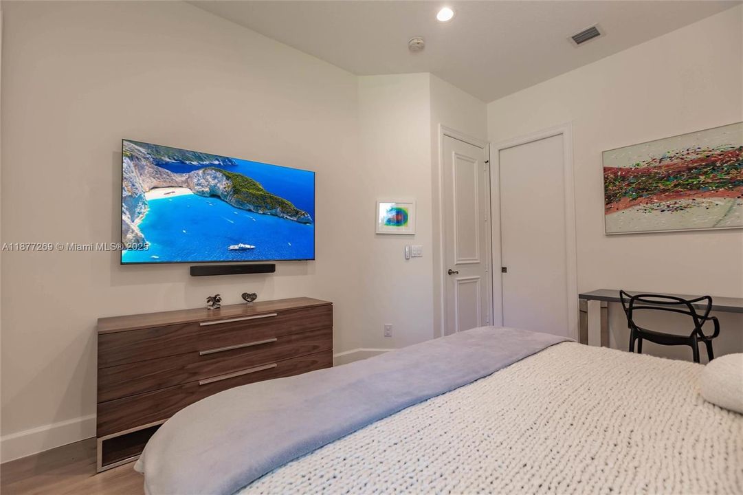 For Sale: $2,295,000 (5 beds, 4 baths, 3910 Square Feet)