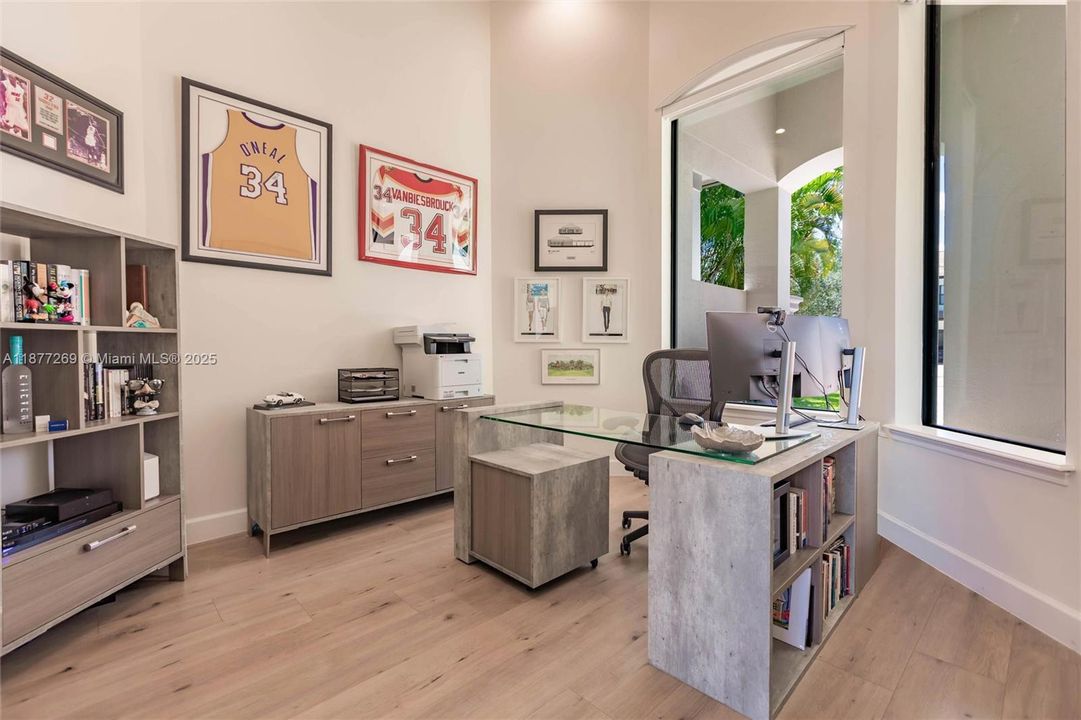 For Sale: $2,295,000 (5 beds, 4 baths, 3910 Square Feet)