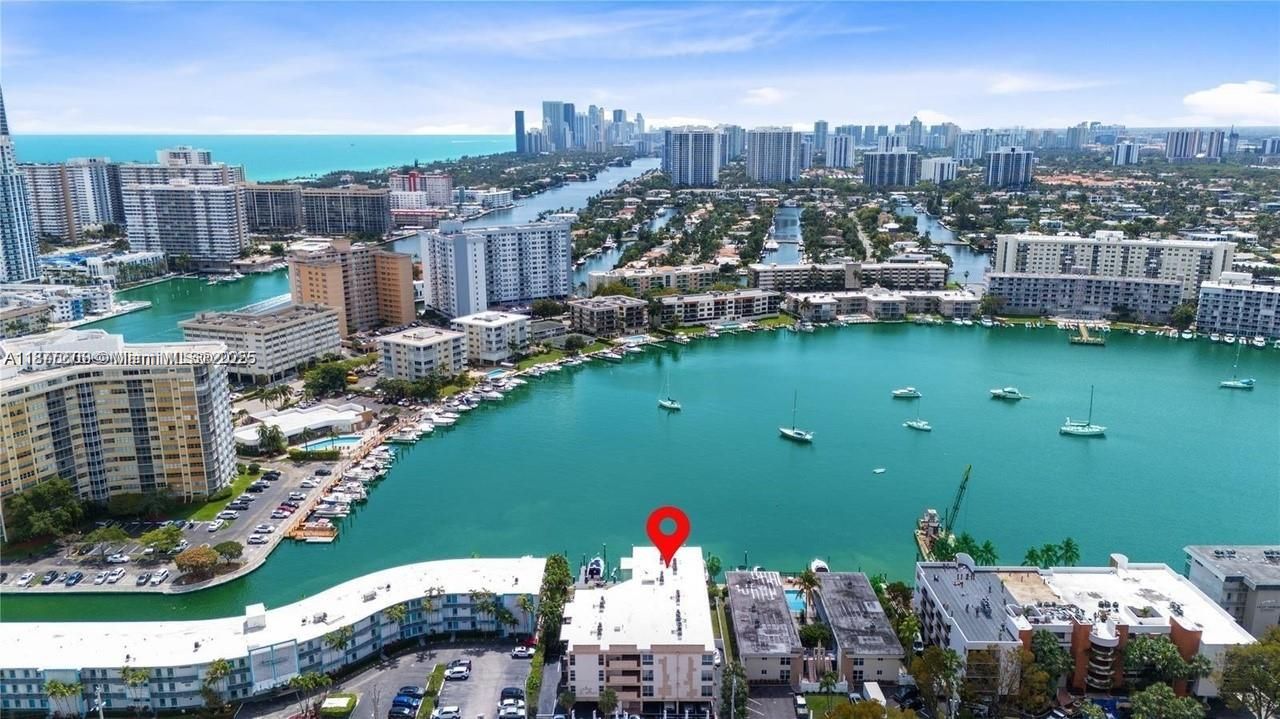 Active With Contract: $1,600 (1 beds, 1 baths, 608 Square Feet)