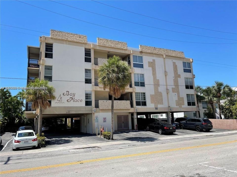 Active With Contract: $1,600 (1 beds, 1 baths, 608 Square Feet)