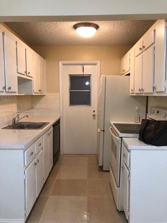 Active With Contract: $1,600 (1 beds, 1 baths, 608 Square Feet)
