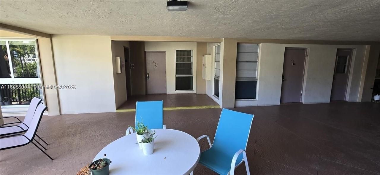 Active With Contract: $1,600 (1 beds, 1 baths, 608 Square Feet)
