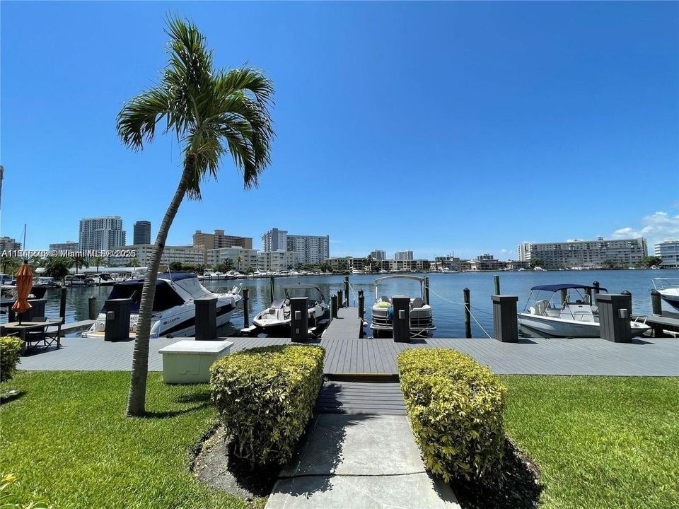 Active With Contract: $1,600 (1 beds, 1 baths, 608 Square Feet)
