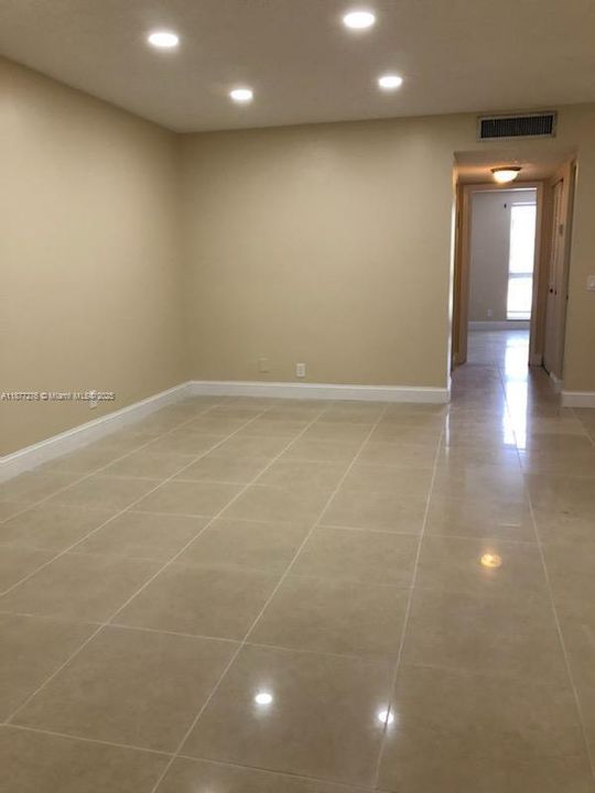 Active With Contract: $1,600 (1 beds, 1 baths, 608 Square Feet)