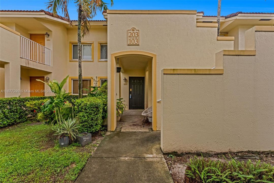 Active With Contract: $285,000 (2 beds, 2 baths, 965 Square Feet)