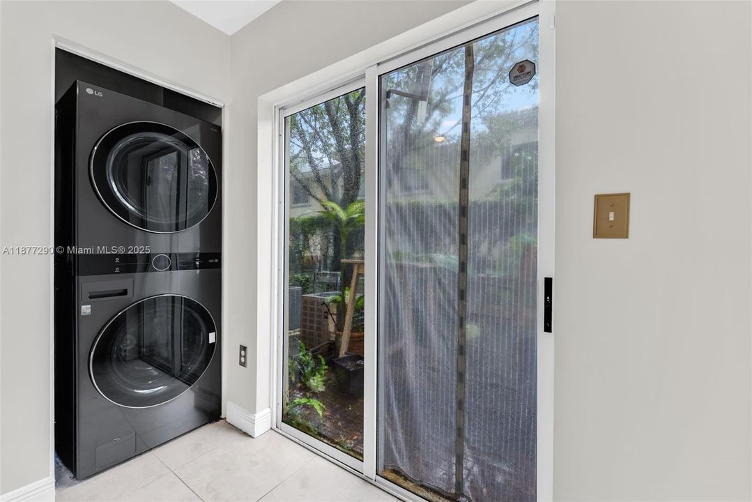 Active With Contract: $285,000 (2 beds, 2 baths, 965 Square Feet)