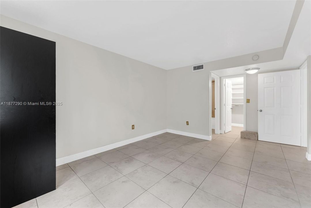 Active With Contract: $285,000 (2 beds, 2 baths, 965 Square Feet)