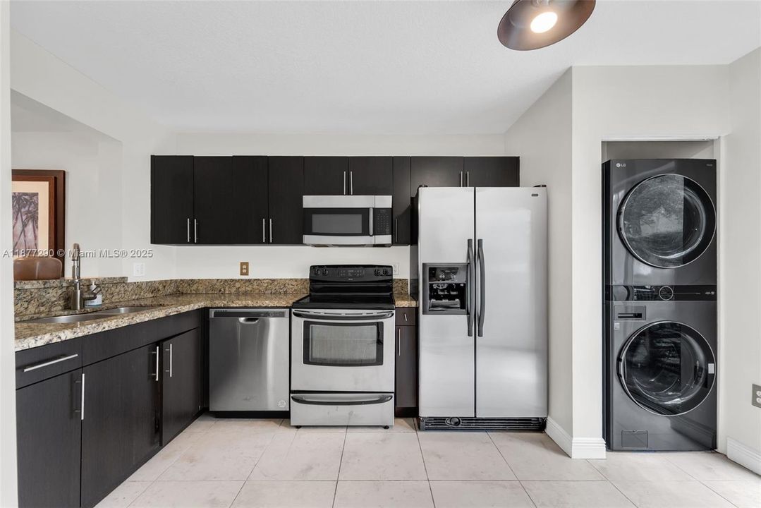 Active With Contract: $285,000 (2 beds, 2 baths, 965 Square Feet)