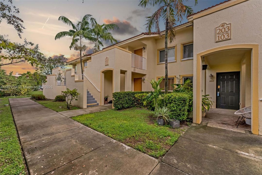 Active With Contract: $285,000 (2 beds, 2 baths, 965 Square Feet)