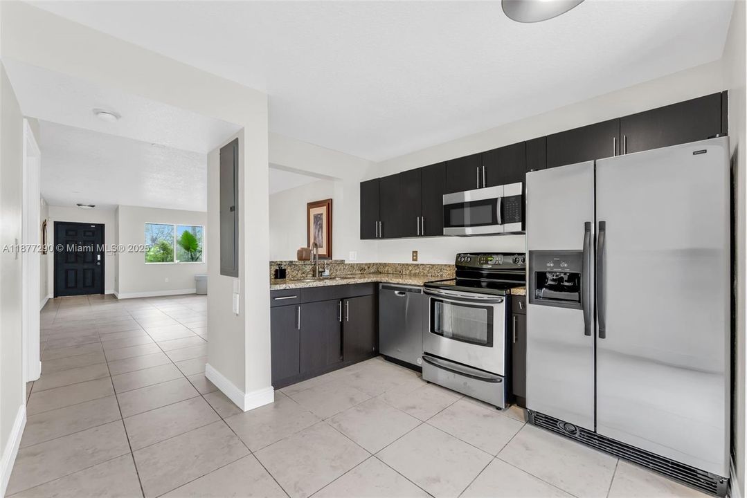 Active With Contract: $285,000 (2 beds, 2 baths, 965 Square Feet)