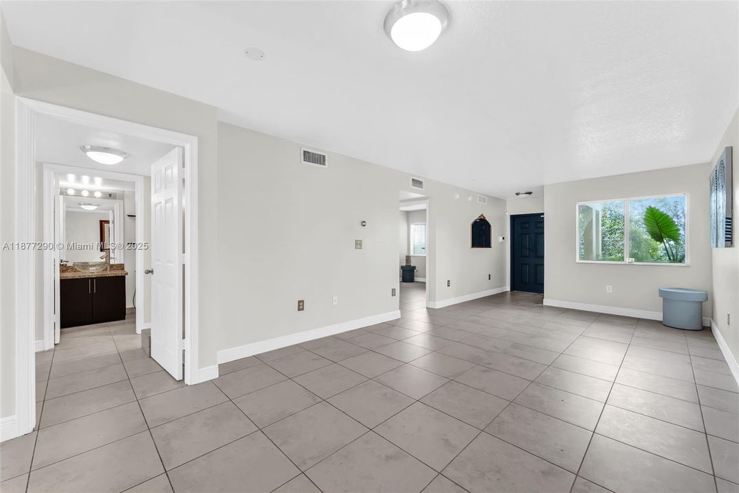 Active With Contract: $285,000 (2 beds, 2 baths, 965 Square Feet)