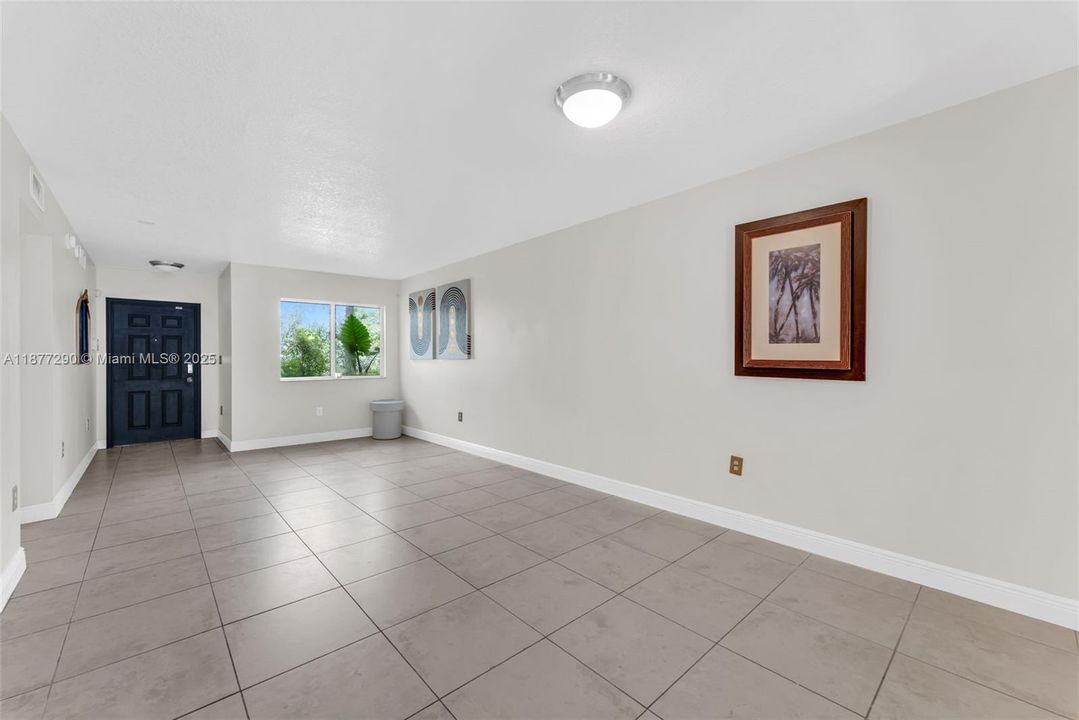 Active With Contract: $285,000 (2 beds, 2 baths, 965 Square Feet)