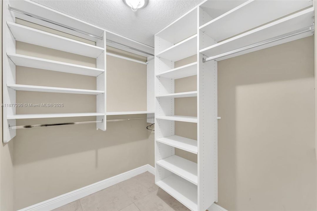 Active With Contract: $285,000 (2 beds, 2 baths, 965 Square Feet)