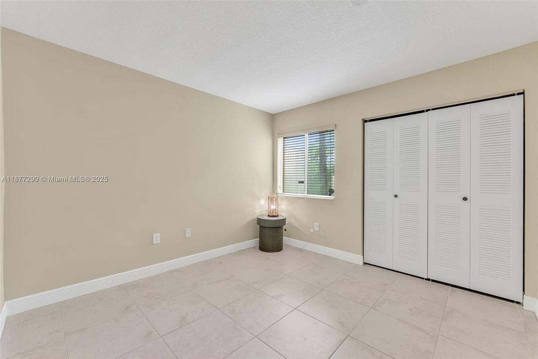 Active With Contract: $285,000 (2 beds, 2 baths, 965 Square Feet)