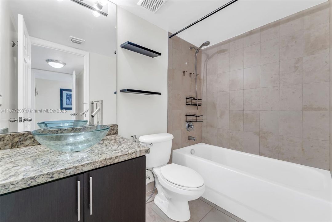 Active With Contract: $285,000 (2 beds, 2 baths, 965 Square Feet)