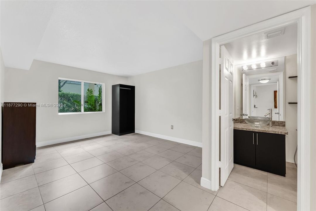 Active With Contract: $285,000 (2 beds, 2 baths, 965 Square Feet)