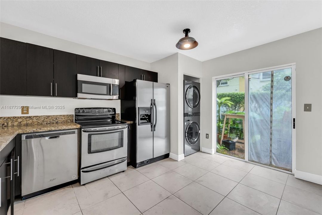 Active With Contract: $285,000 (2 beds, 2 baths, 965 Square Feet)