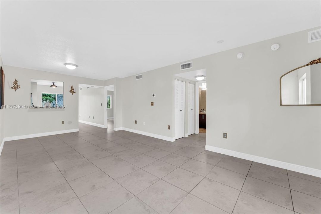 Active With Contract: $285,000 (2 beds, 2 baths, 965 Square Feet)