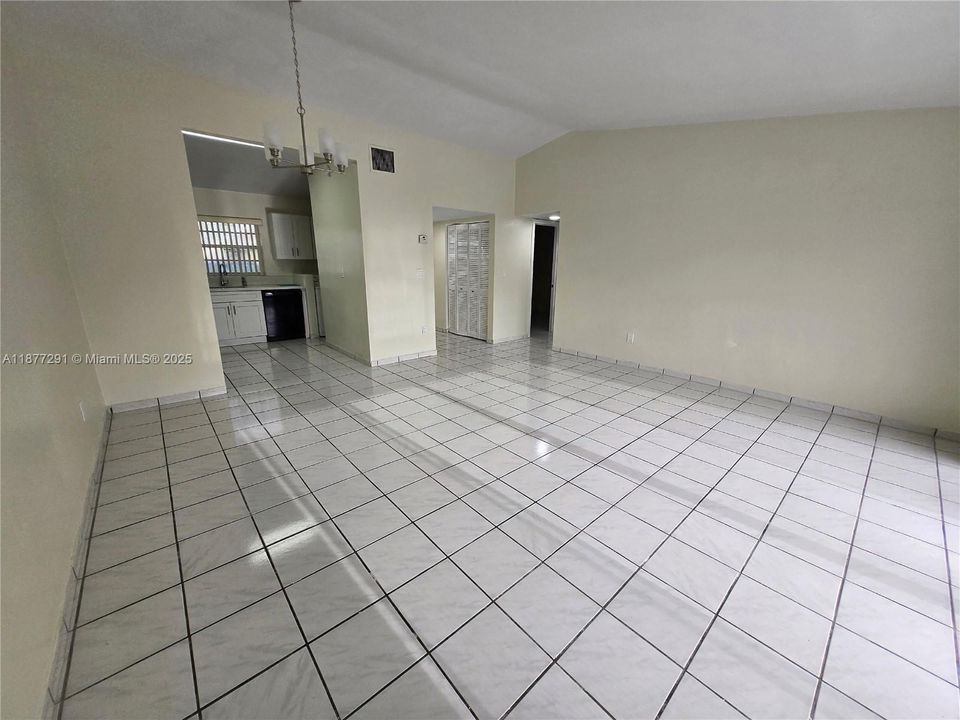 Под контрактом: $425,000 (2 спален, 2 ванн, 1101 Квадратных фут)