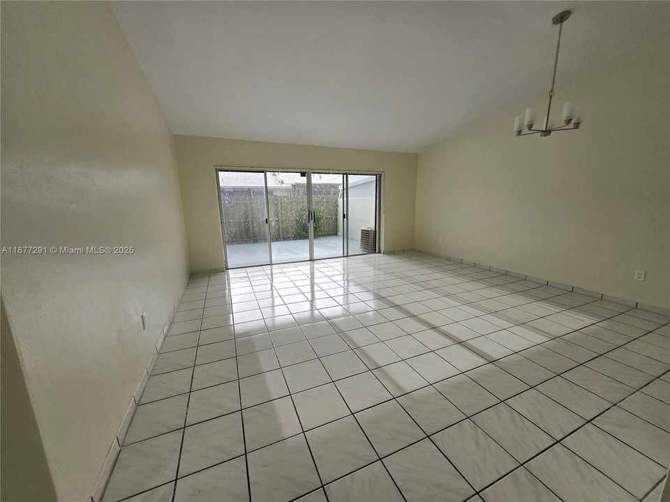 Под контрактом: $425,000 (2 спален, 2 ванн, 1101 Квадратных фут)