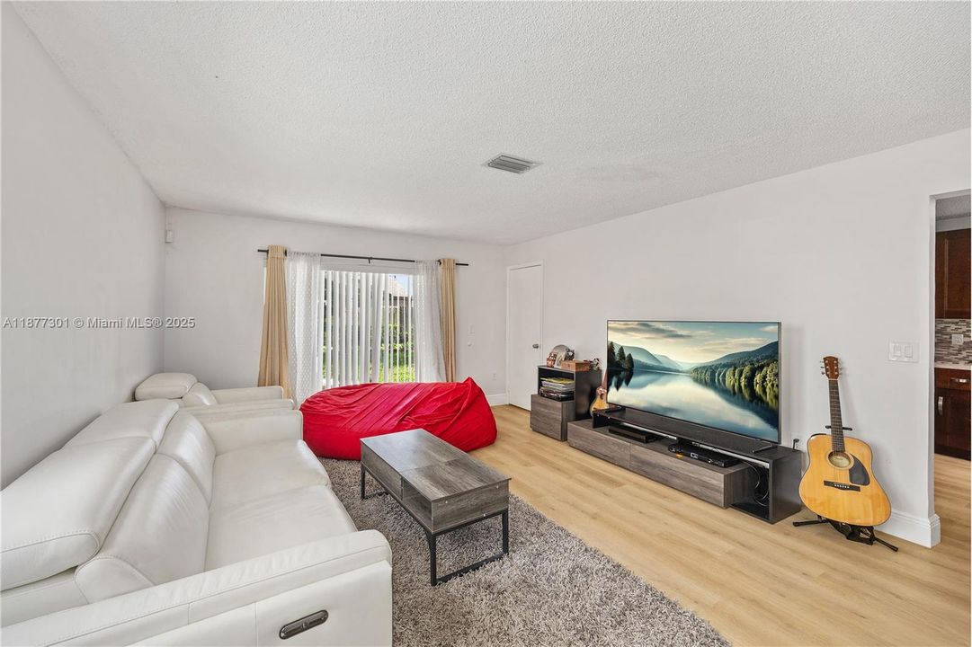 合同活跃: $3,150 (4 贝兹, 2 浴室, 1603 平方英尺)