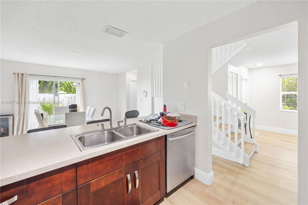 合同活跃: $3,150 (4 贝兹, 2 浴室, 1603 平方英尺)