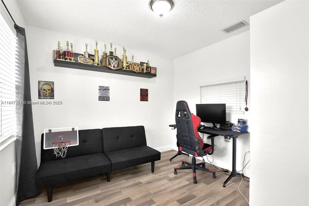 合同活跃: $3,150 (4 贝兹, 2 浴室, 1603 平方英尺)