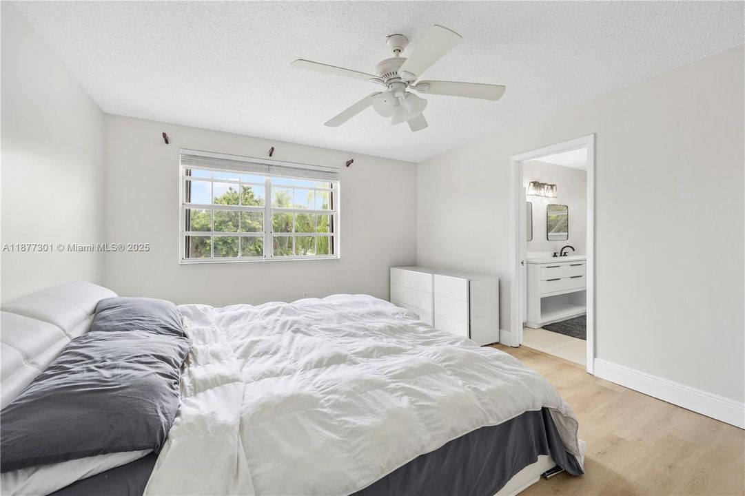 合同活跃: $3,150 (4 贝兹, 2 浴室, 1603 平方英尺)