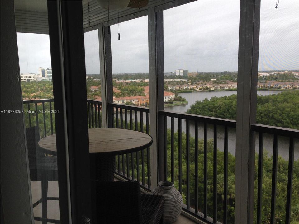 待售: $170,000 (1 贝兹, 1 浴室, 810 平方英尺)