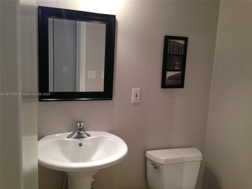 待售: $170,000 (1 贝兹, 1 浴室, 810 平方英尺)