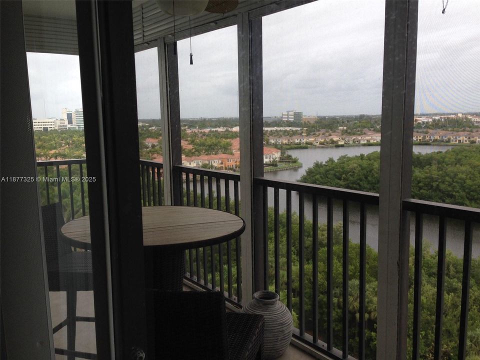 待售: $170,000 (1 贝兹, 1 浴室, 810 平方英尺)