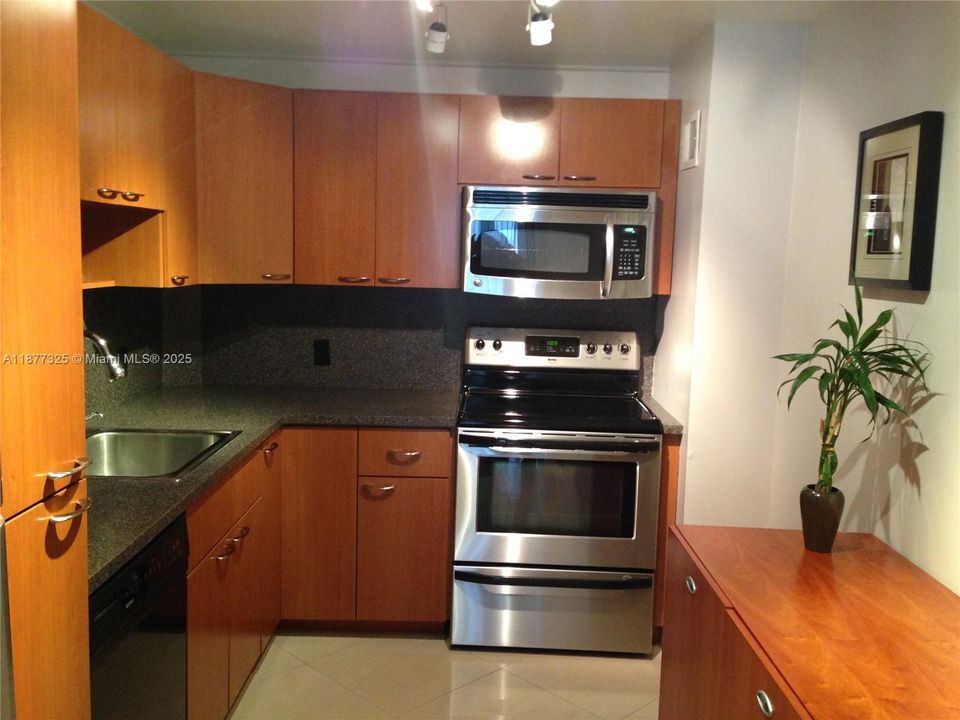 待售: $170,000 (1 贝兹, 1 浴室, 810 平方英尺)