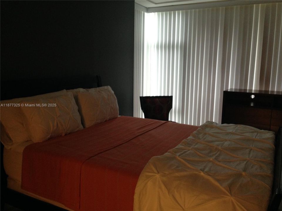 待售: $170,000 (1 贝兹, 1 浴室, 810 平方英尺)