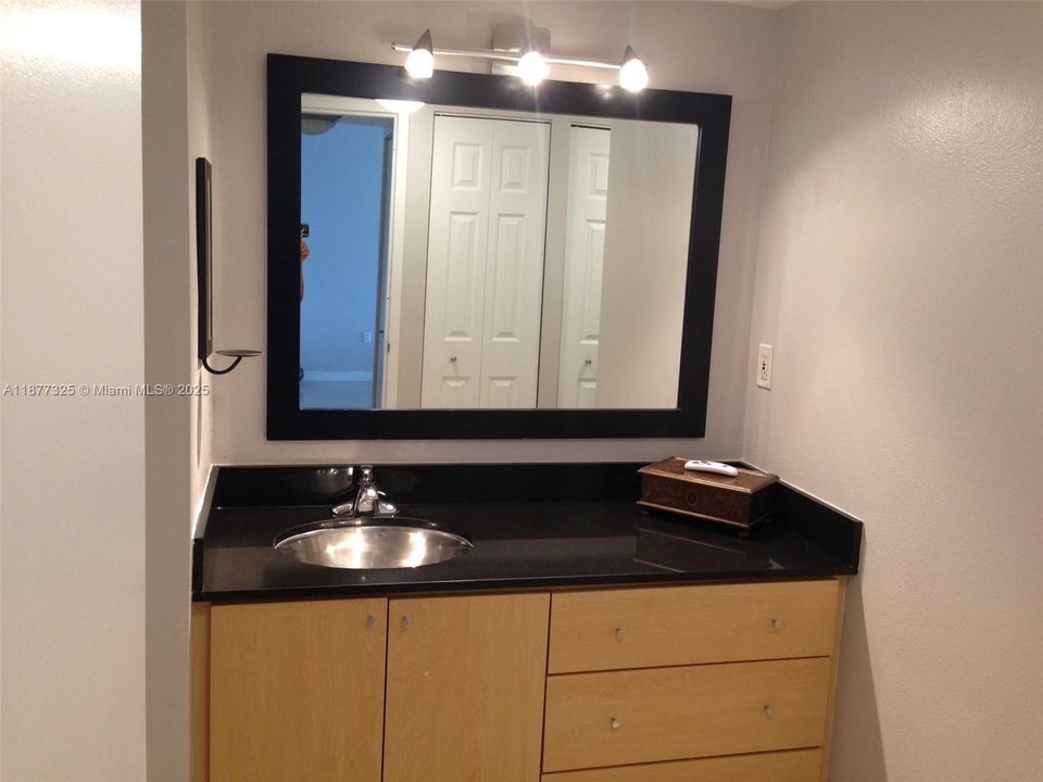 待售: $170,000 (1 贝兹, 1 浴室, 810 平方英尺)