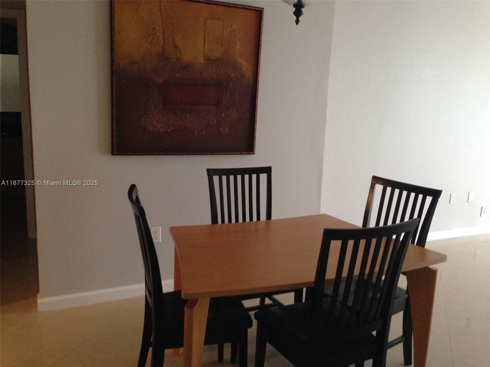 待售: $170,000 (1 贝兹, 1 浴室, 810 平方英尺)